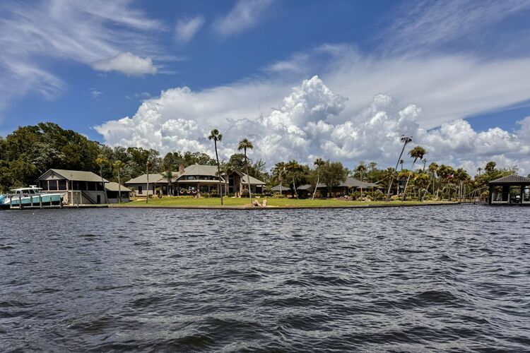 Häuser am Ufer des Crystal Rivers in Florida