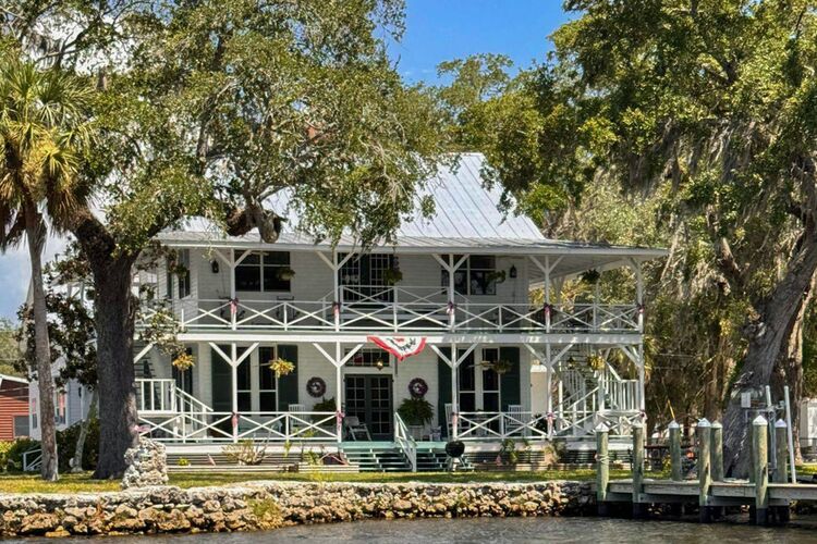 Ein Haus in klassischer Südstaaten-Architektur am Crystal River in Florida