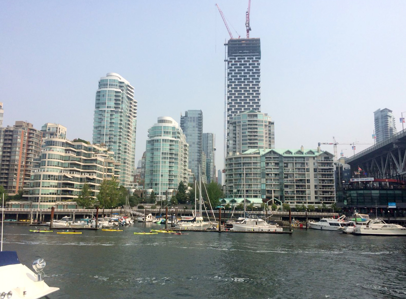 Die Skyline des False Creeks in Vancouver