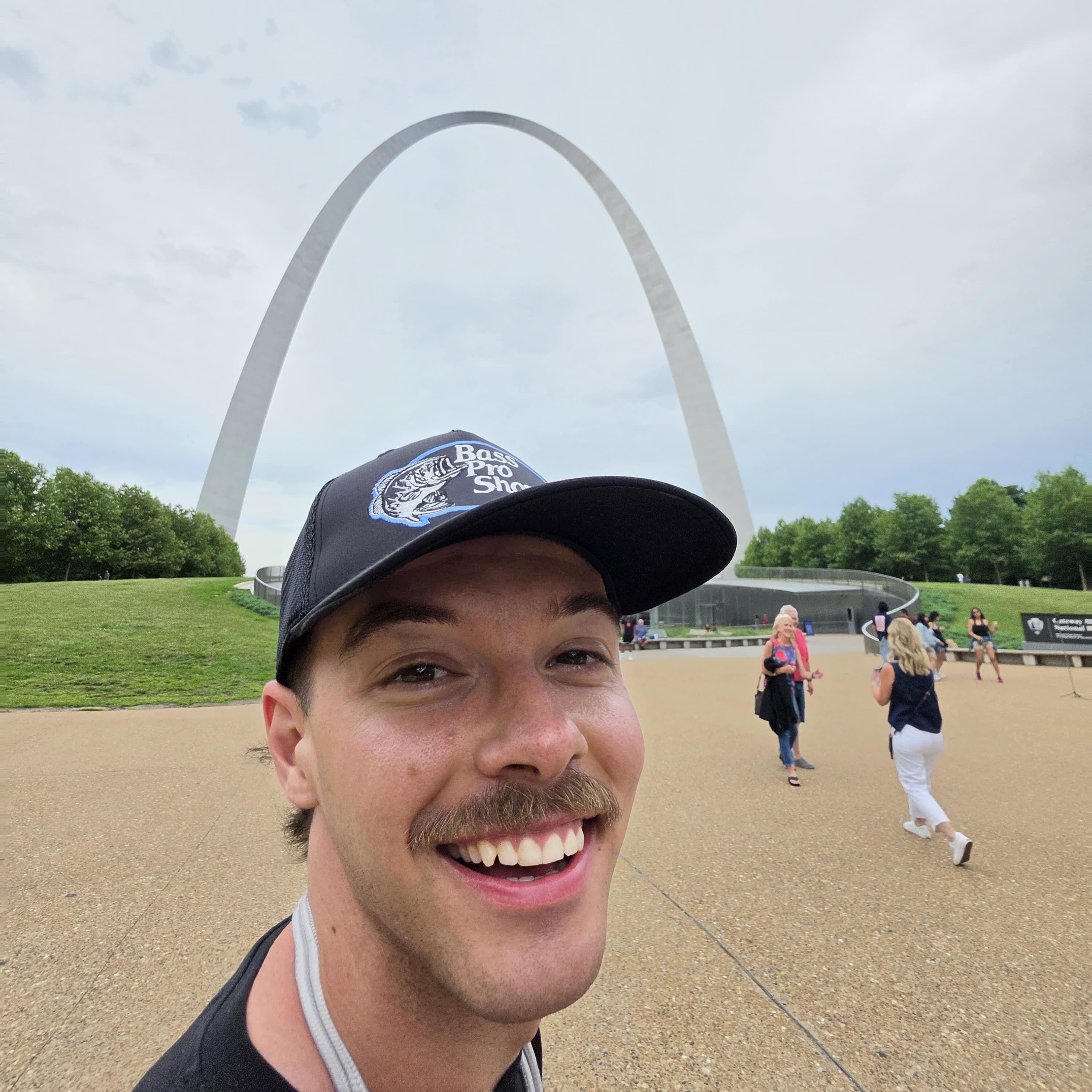 Aditotoro vor dem Gateway Arch in St. Louis