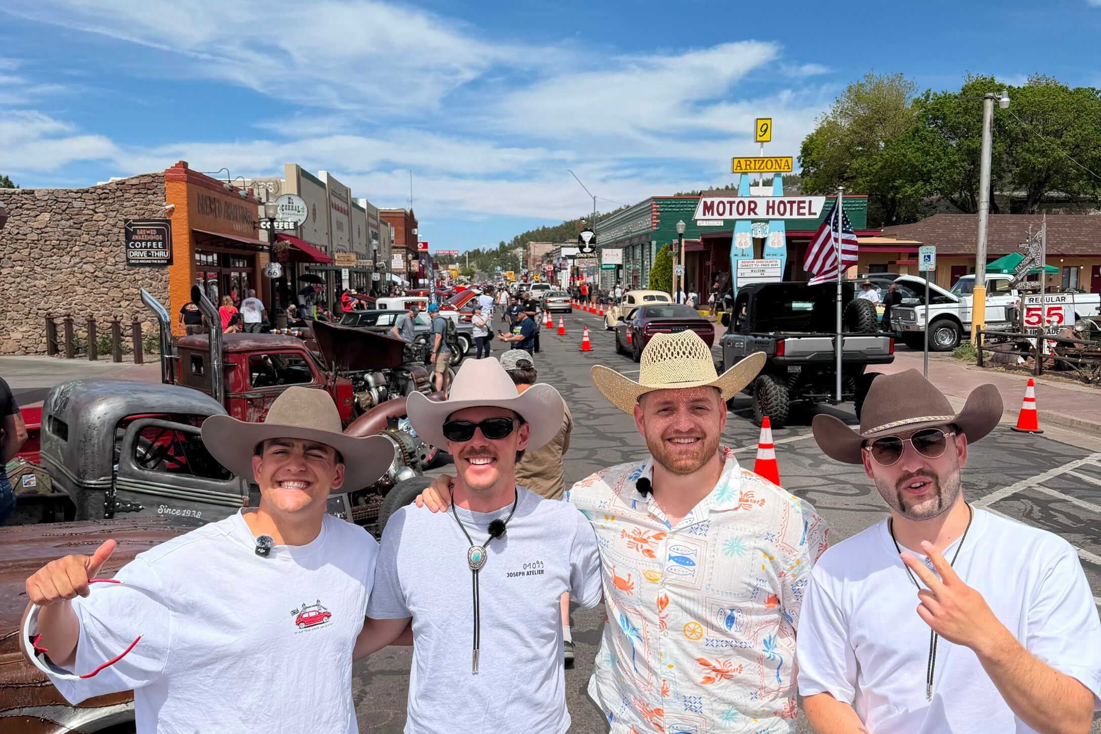Creator vor Oldtimern auf der Route 66 in Williams, Arizona