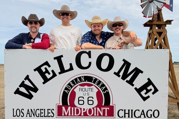 Nici Stemmler, Paul Frege, Trymacs und Aditotoro am Midpoint der Route 66 in Adrian, Texas