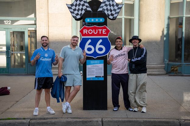 Nici Stemmler, Trymacs, Paul Frege und Aditotoro am Startpunkt der Route 66 in Chicago Nici Stemmler, Trymacs, Paul Frege und Aditotoro am Startpunkt der Route 66 in Chicago