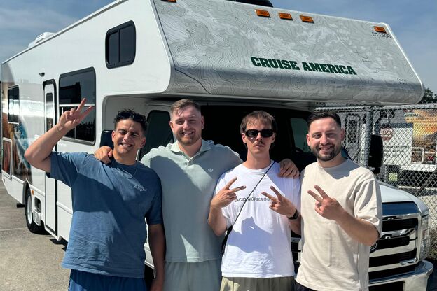 Paul Frege, Trymacs, Aditotoro und Nici Stemmler vor ihrem Cruise America Camper Paul Frege, Trymacs, Aditotoro und Nici Stemmler vor ihrem Cruise America Camper