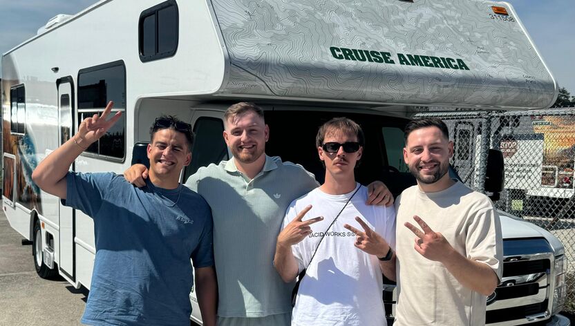Paul Frege, Trymacs, Aditotoro und Nici Stemmler vor ihrem Cruise America Camper Paul Frege, Trymacs, Aditotoro und Nici Stemmler vor ihrem Cruise America Camper