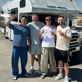 Paul Frege, Trymacs, Aditotoro und Nici Stemmler vor ihrem Cruise America Camper