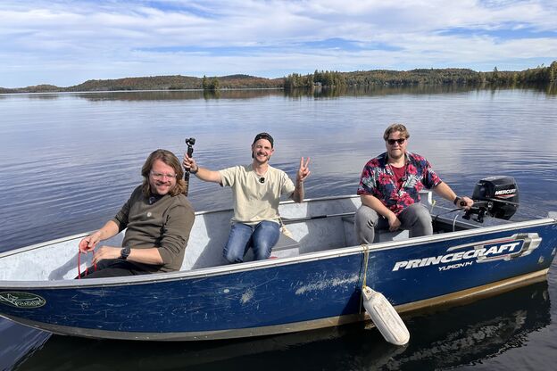 Chris, Sep und Brammen fahren Boot im Algonquin Provincial Park Chris, Sep und Brammen fahren Boot im Algonquin Provincial Park