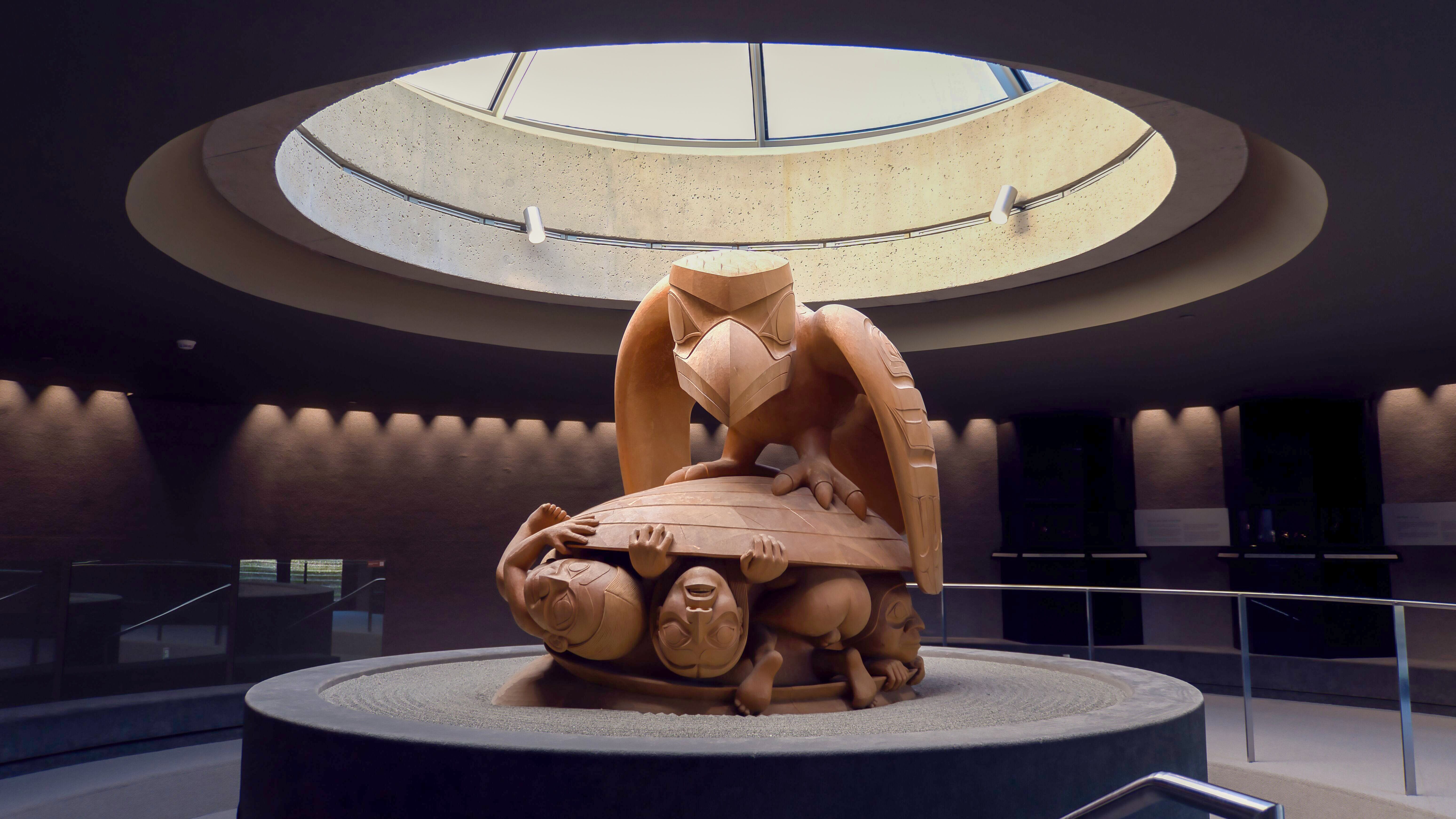 Die Rabenskulptur im MOA in Vancouver
