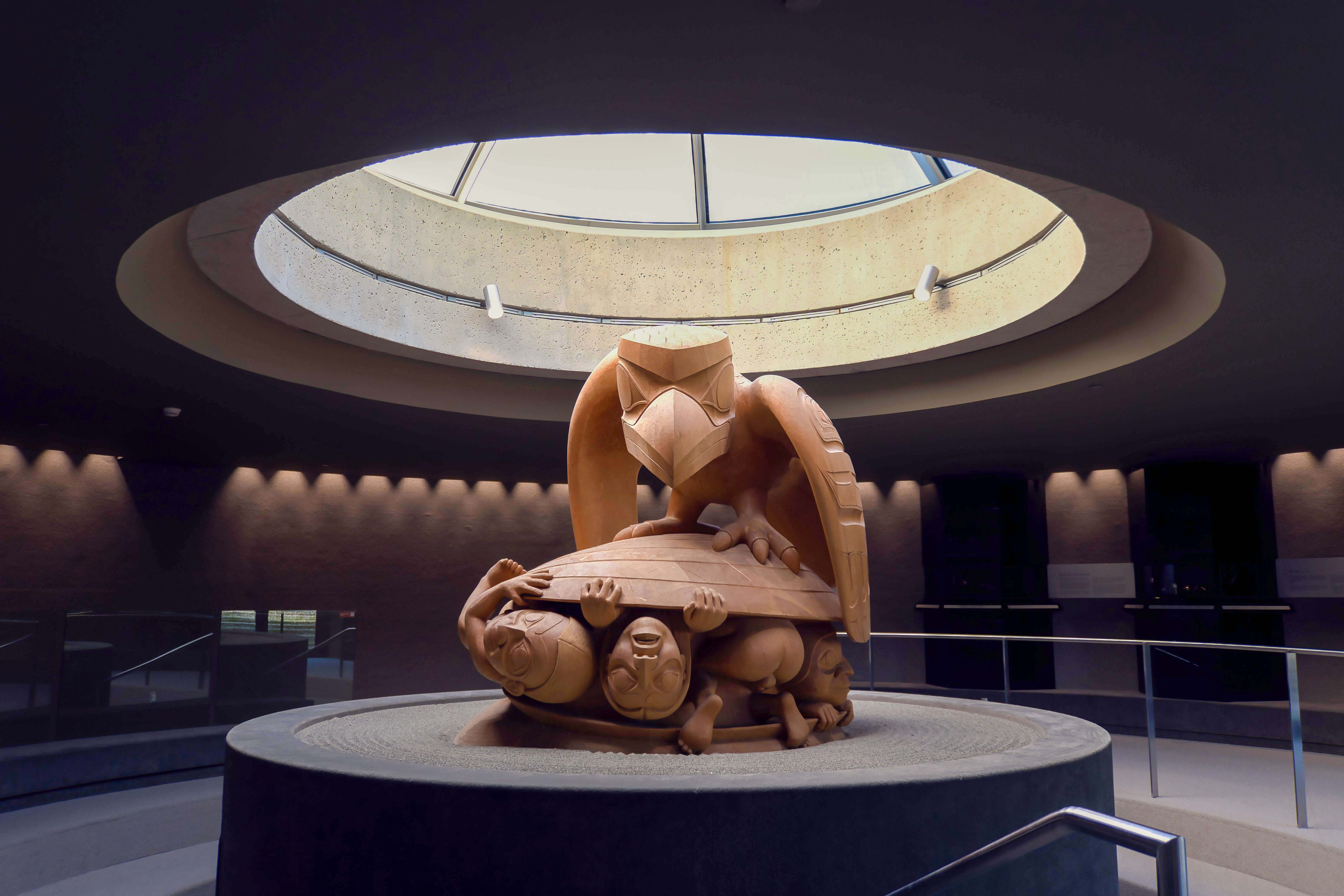 Die Rabenskulptur im MOA in Vancouver