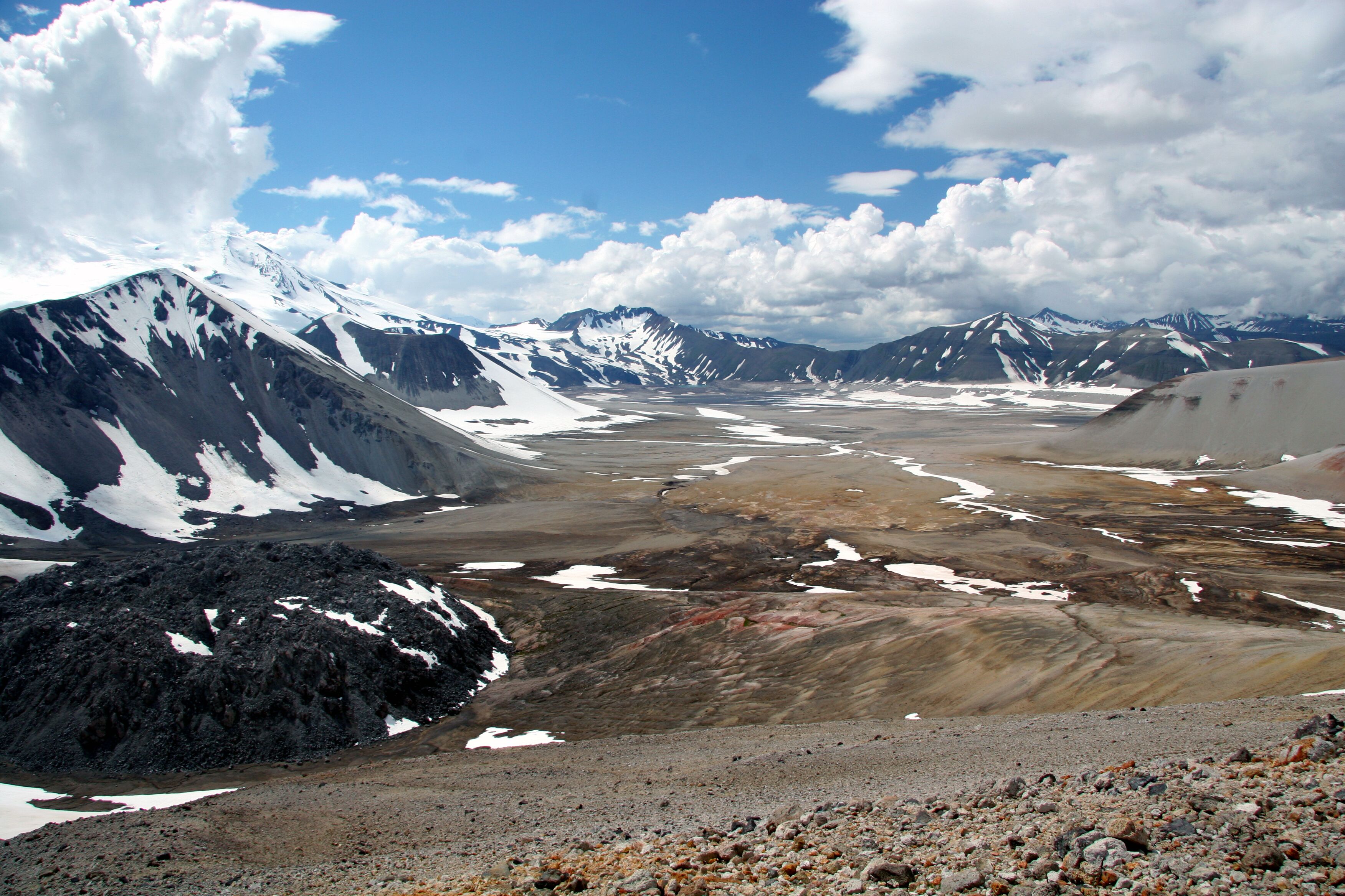 Das von Berggipfeln umringte Valley of Ten Thousand Smokes im Katmai Nationalpark