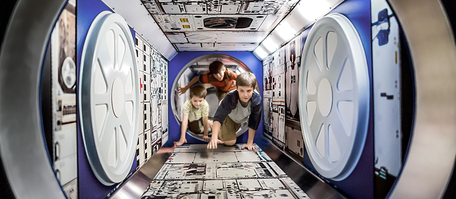 Kinder erforschen das Kennedy Space Center auf Merritt Island in Florida