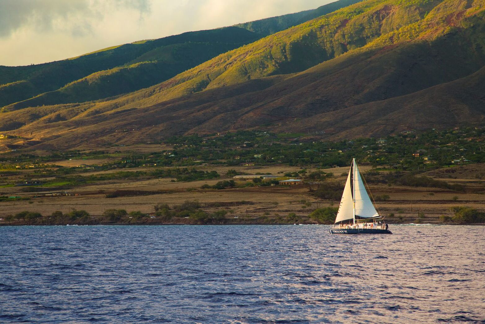 Mit dem Segelboot im Westen von Maui entlang schippern