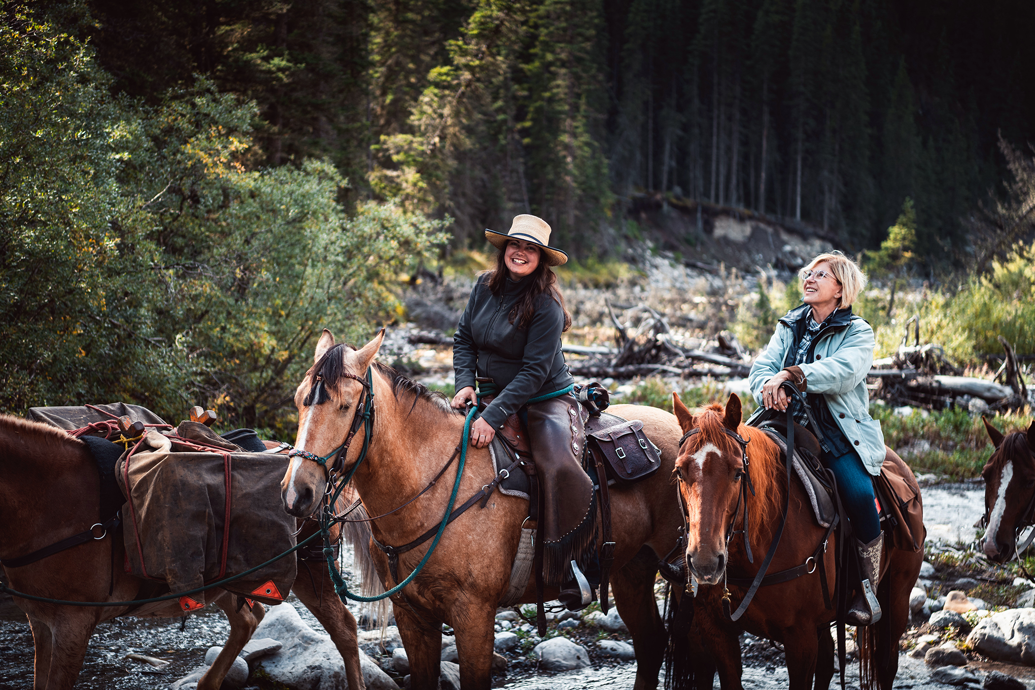 Reiterinnen in der Natur des Banff Nationalparks