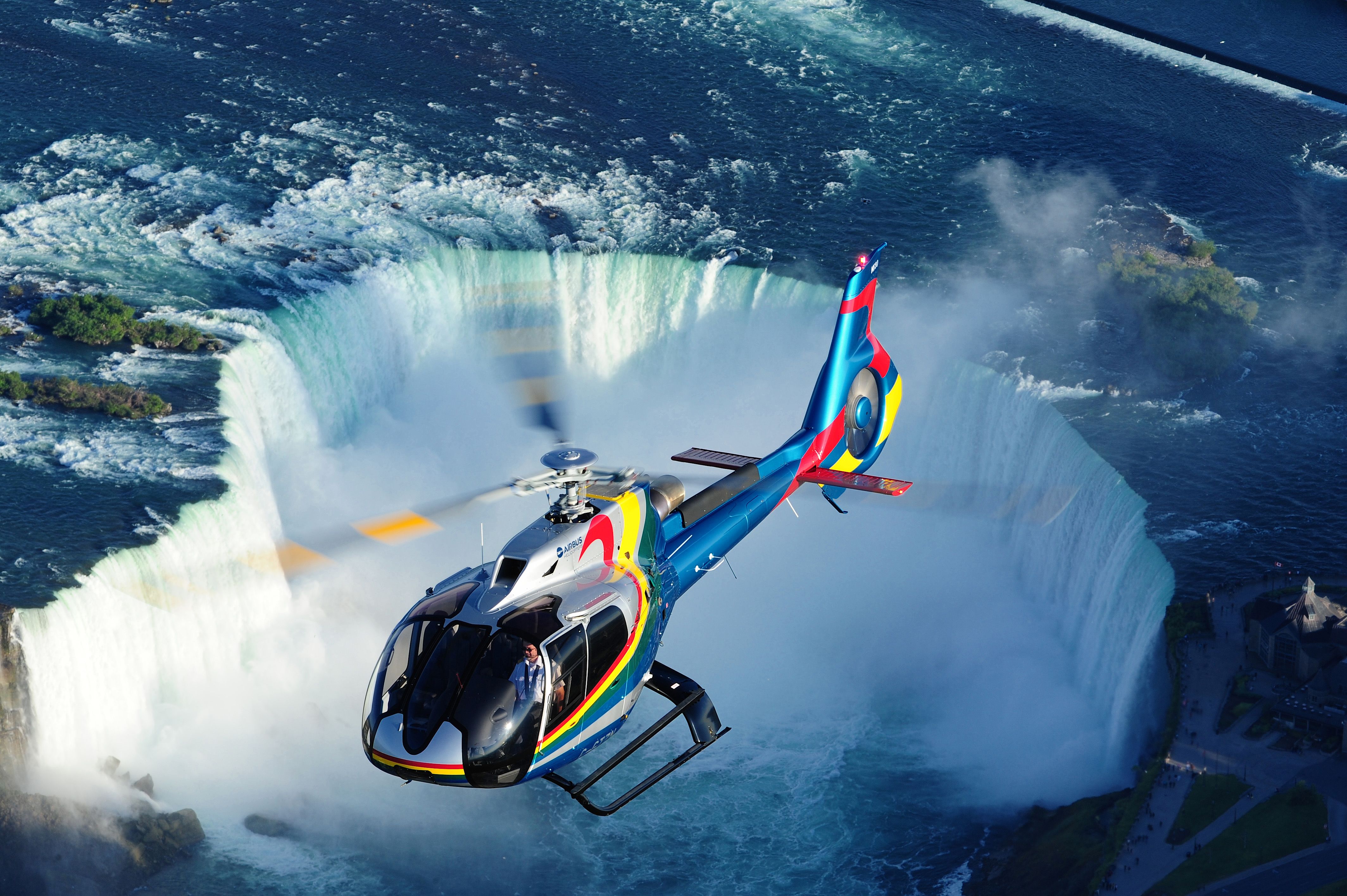 Helicopter Ã¼ber den Horseshoe Falls