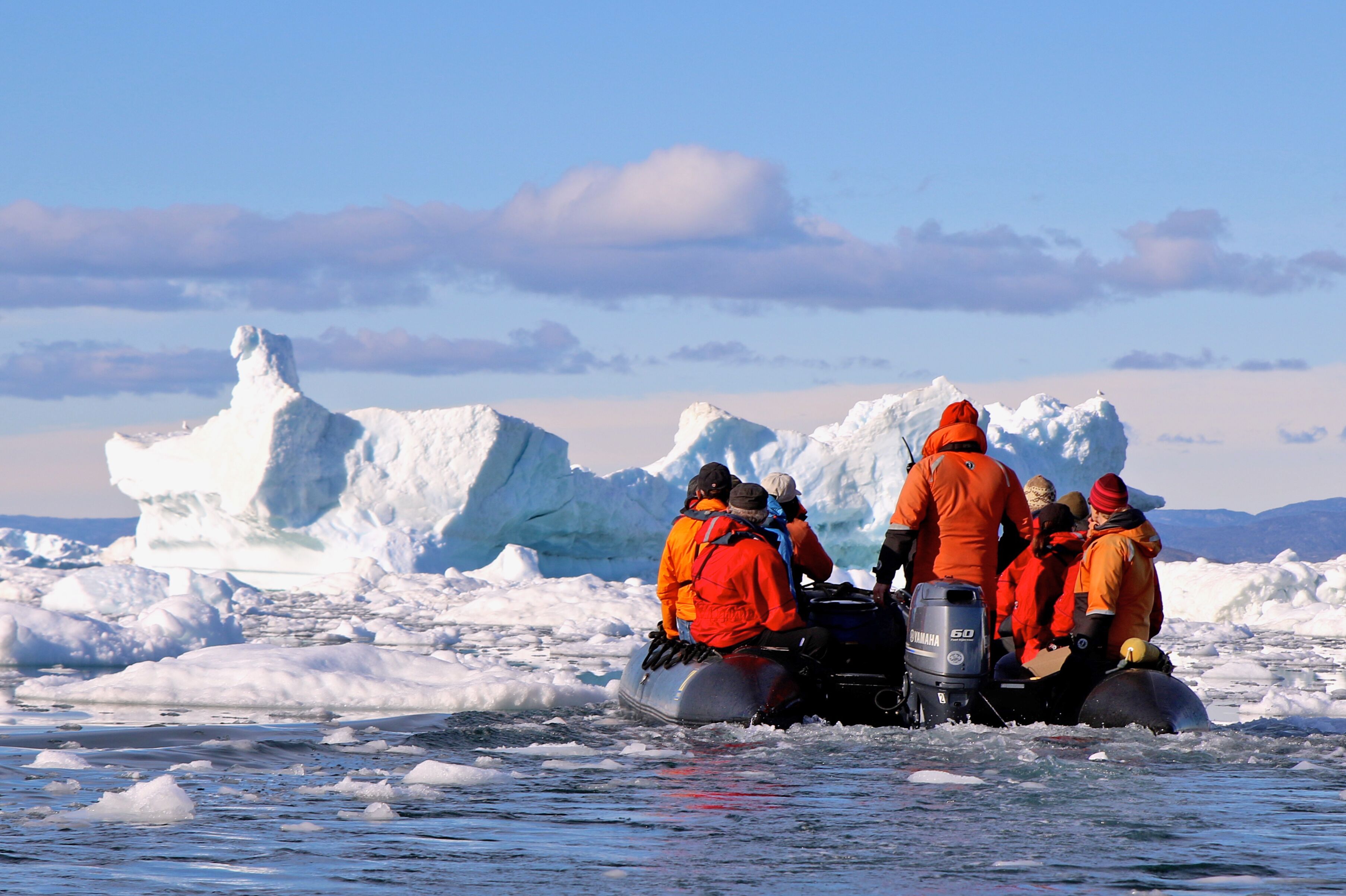 Mit dem Schlauchboot durch das Eismeer