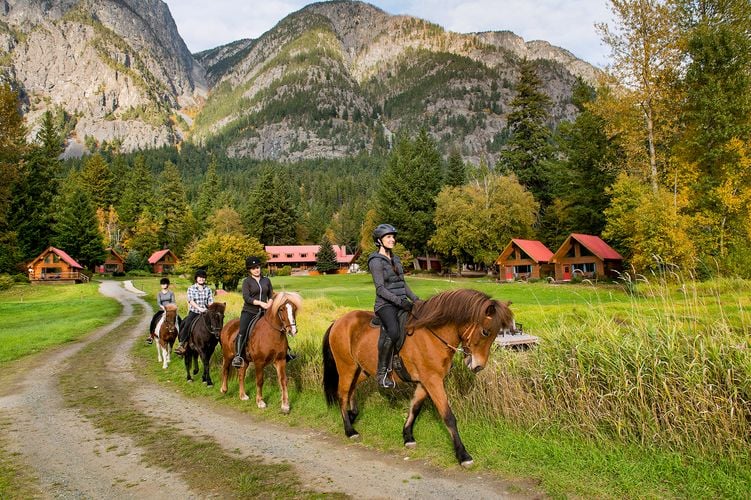 Teilnehmer eines Ausritts der Tweedsmuir Park Lodge in Bella Coola im Cariboo Chilcotin, British Columbia Teilnehmer eines Ausritts der Tweedsmuir Park Lodge in Bella Coola im Cariboo Chilcotin, British Columbia