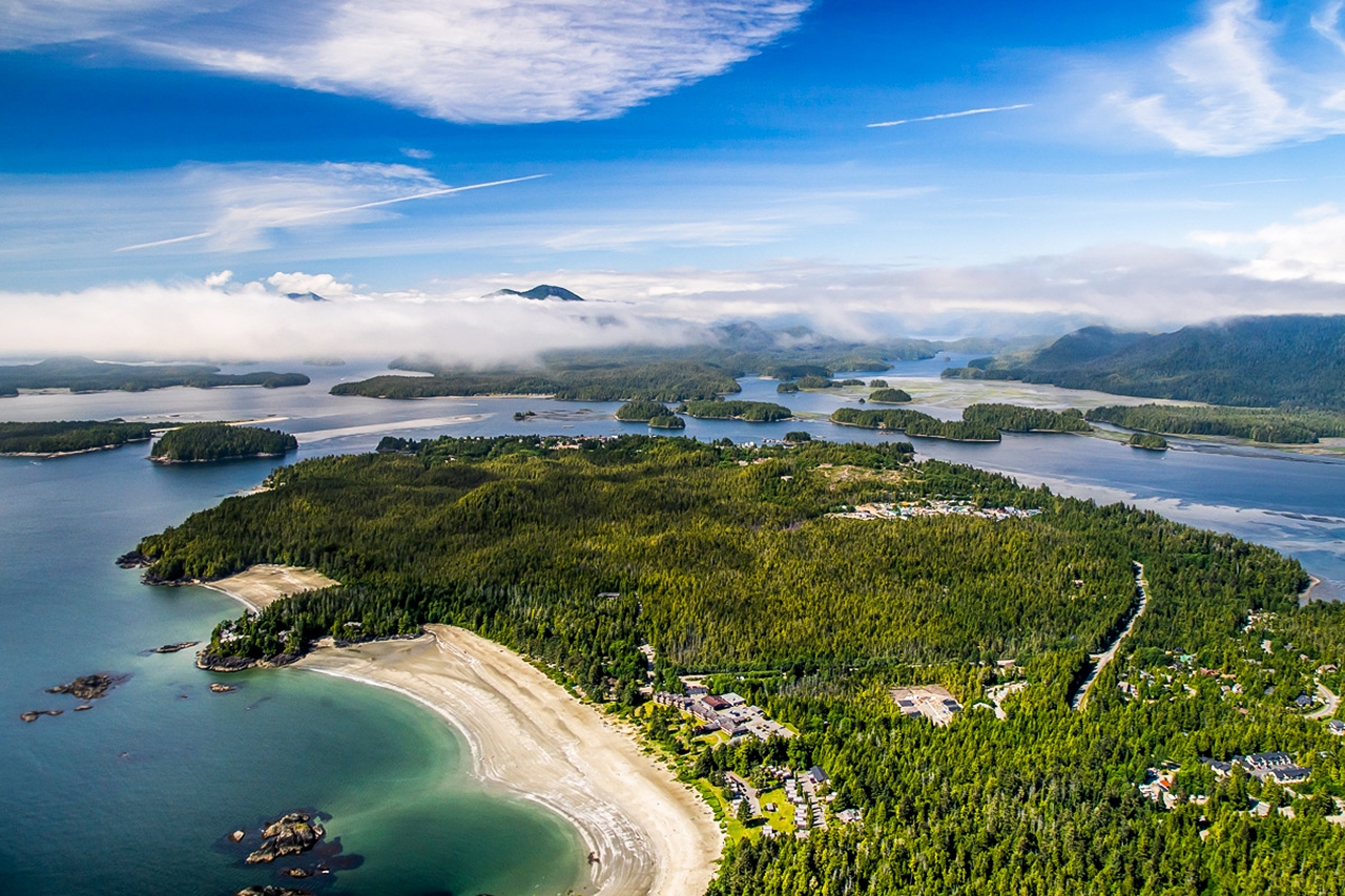 Luftaufnahme von Tofino aus einem Flugzeug der Harbour Air