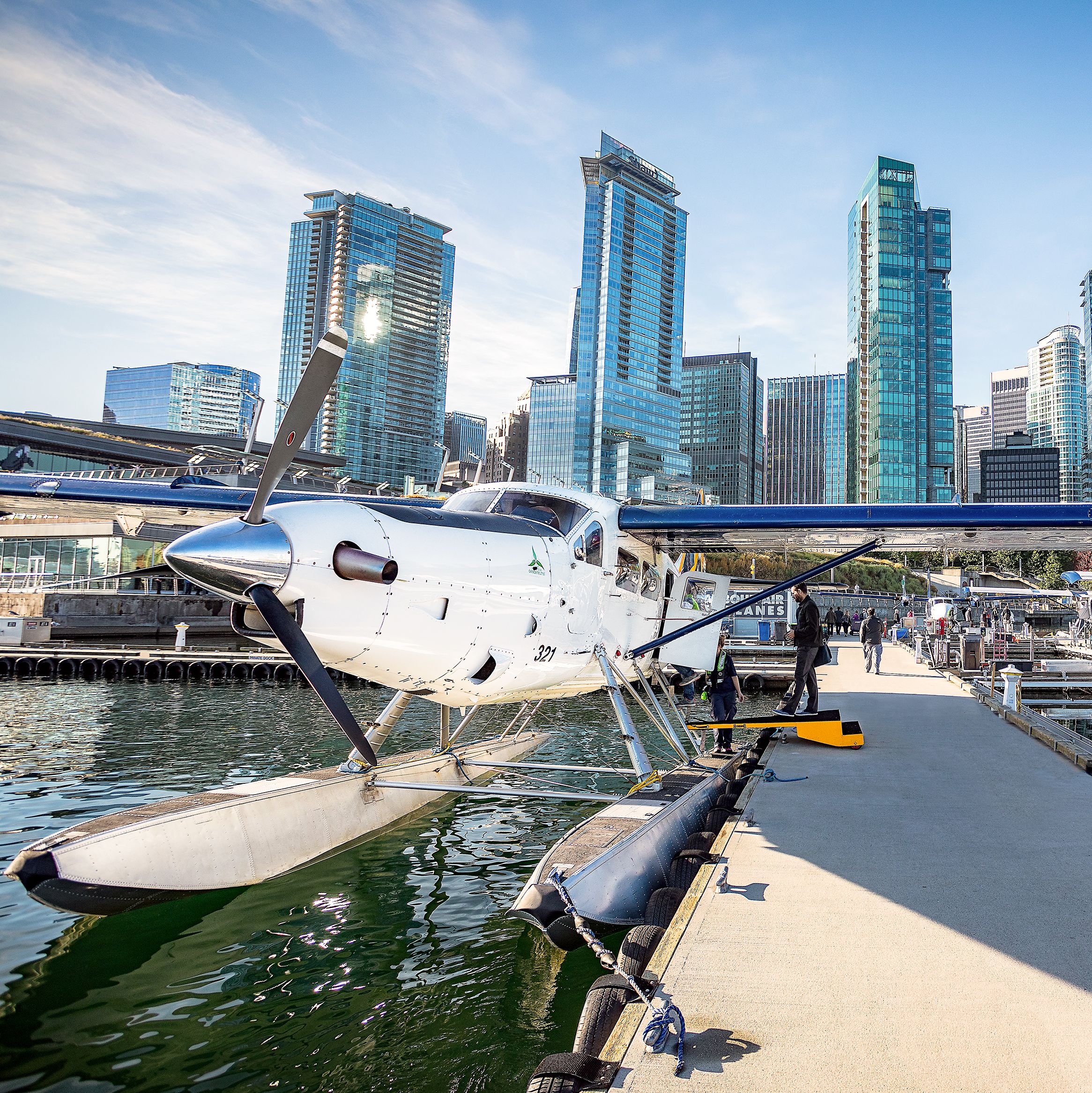 Ein Wasserflugzeug der Harbour Air im Coal Harbour in Vancouver