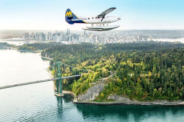 Ein Wasserflugzeug der Harbour Air Ã¼ber dem Stanley Park in Vancouver