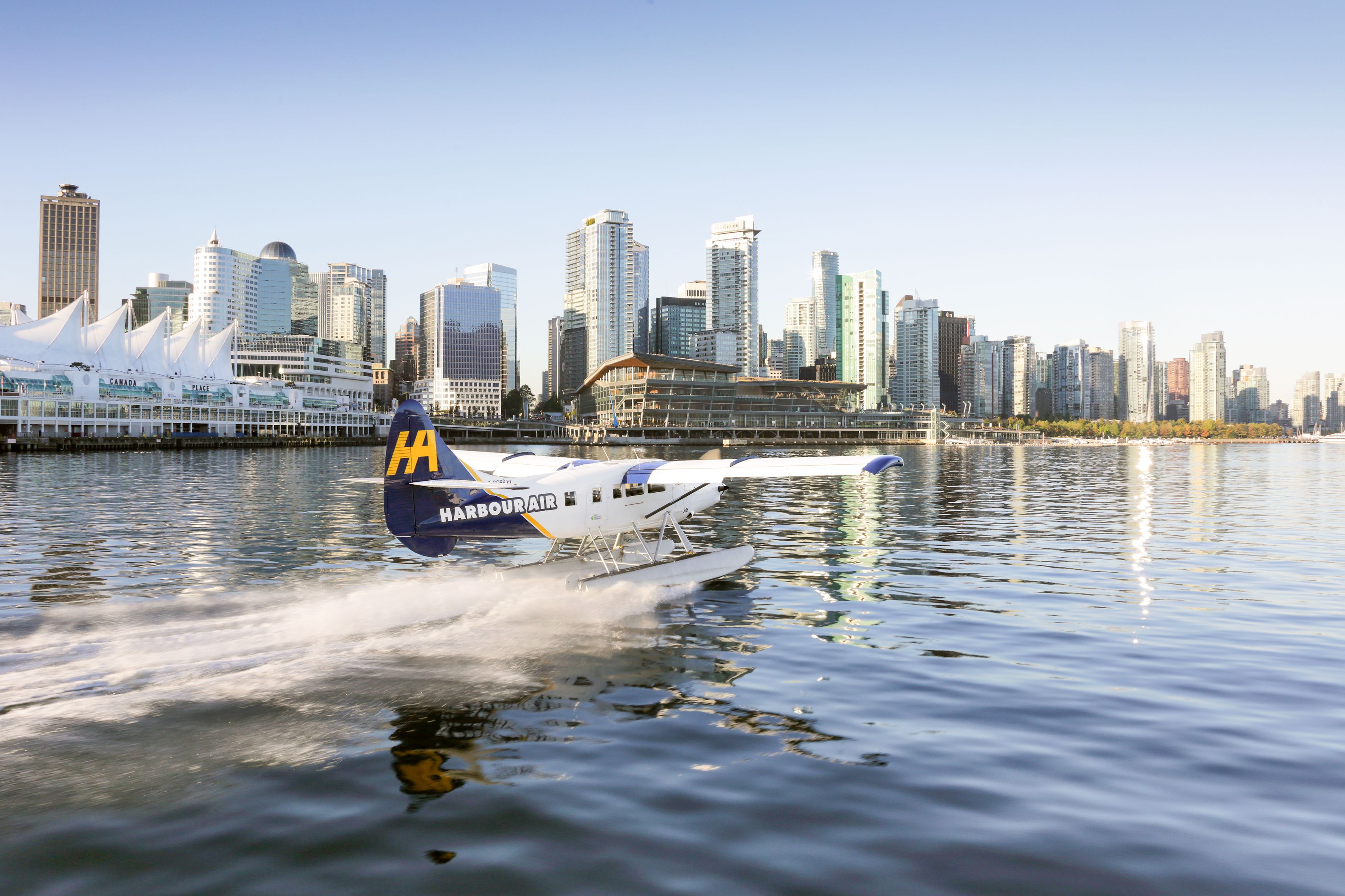 Win Wasserflugzeug der Harbour Air beim Start im Hafen von Vancouver