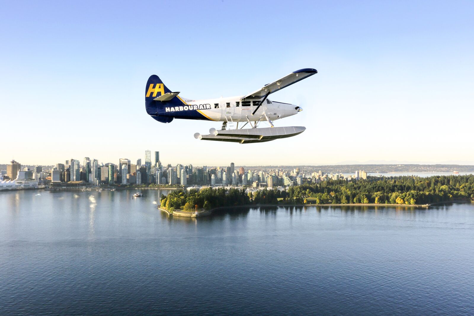 Ein Wasserflugzeug der Harbour Air vor der Skyline von Vancouver in Kanada