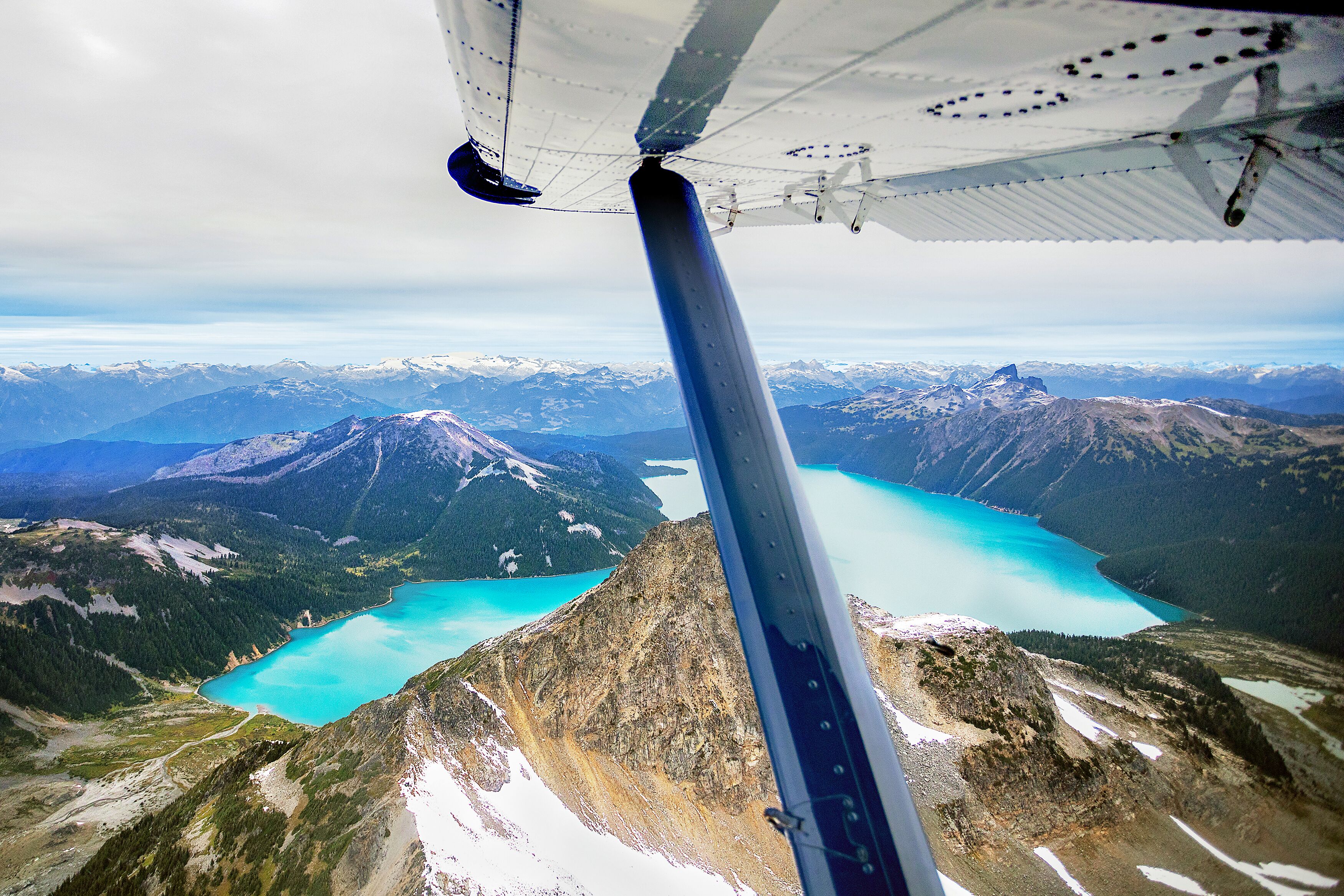 Eine Luftaufnahme des Garibaldi Lakes aus einem Flugzeug der Harbour Air Eine Luftaufnahme des Garibaldi Lakes aus einem Flugzeug der Harbour Air