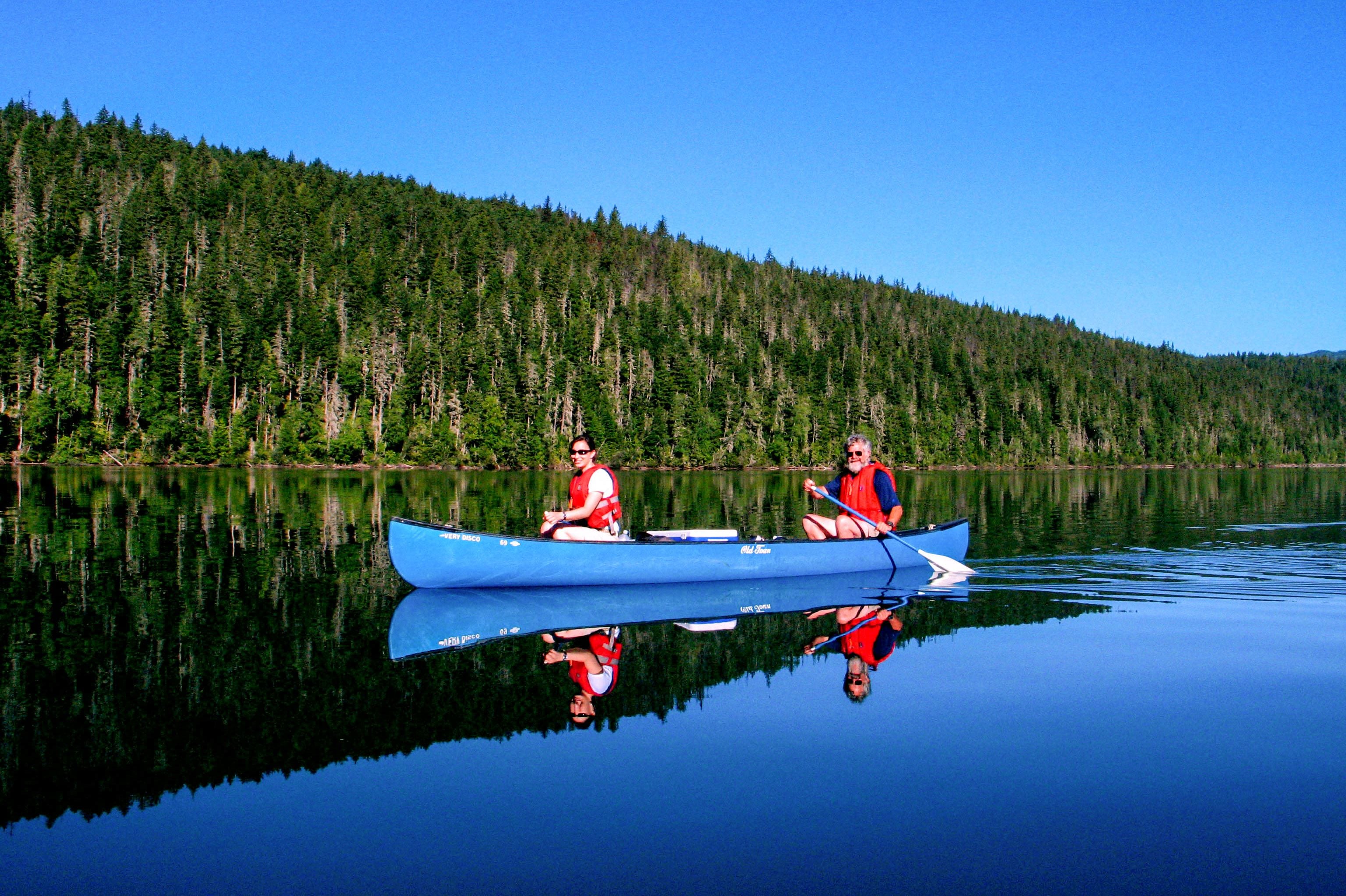 Mit dem Kanu unterwegs in der Natur bei einem Ausflug in den Wells Gray Provincial Park in British Columbia Mit dem Kanu unterwegs in der Natur bei einem Ausflug in den Wells Gray Provincial Park in British Columbia
