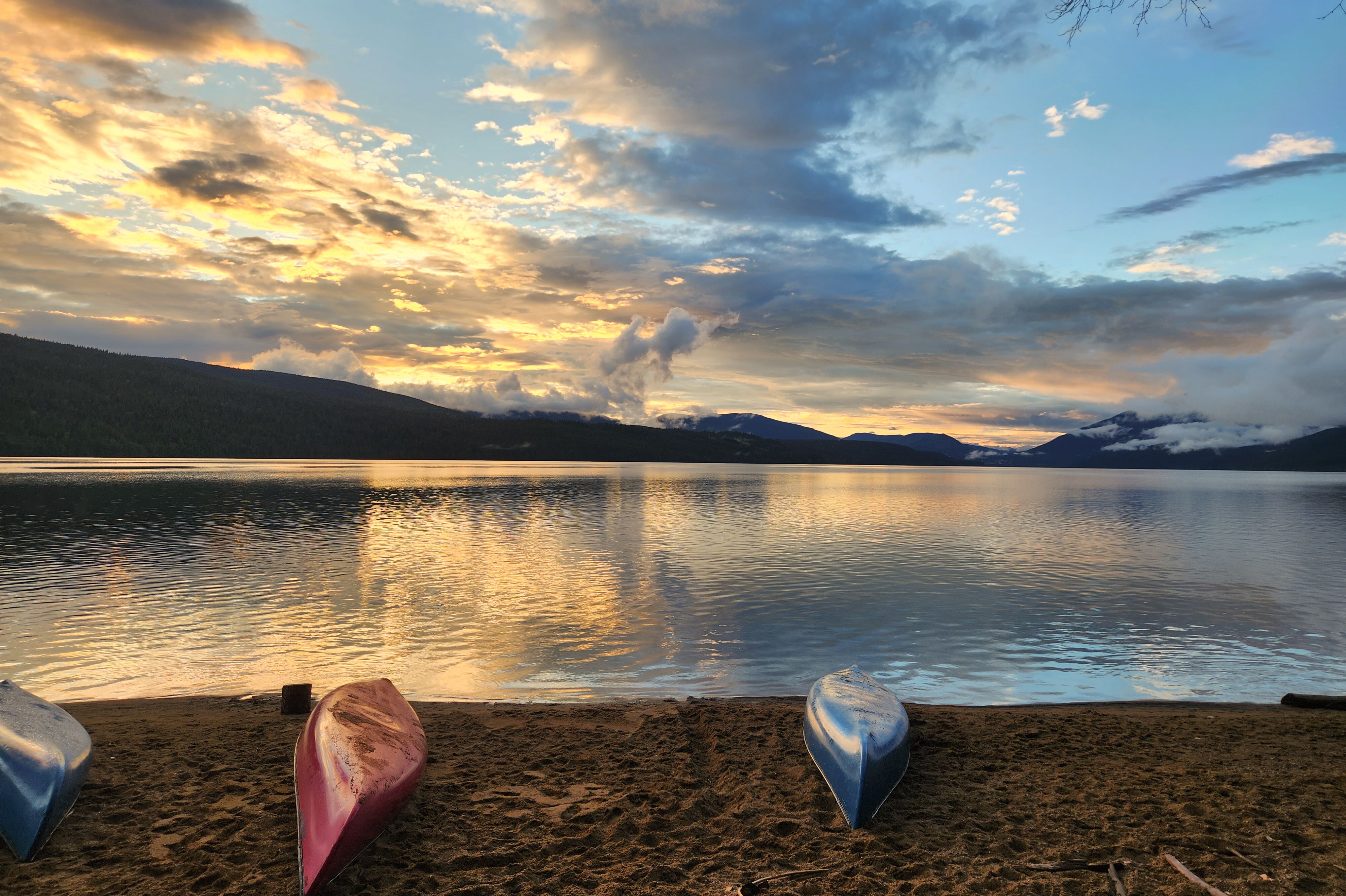 Sonnenuntergang am Seeufer im Wells Gray Provincial Park Sonnenuntergang am Seeufer im Wells Gray Provincial Park