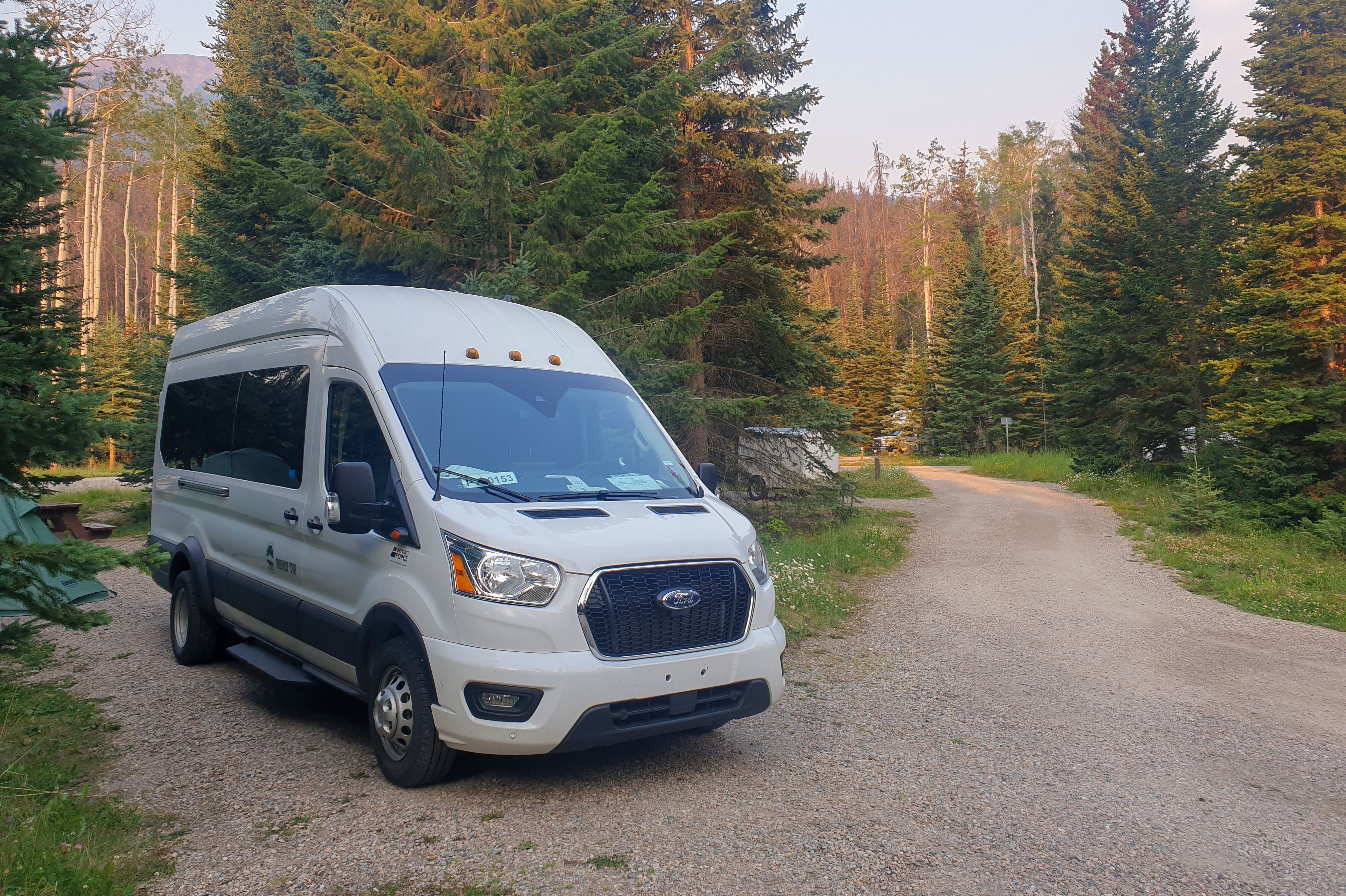Timberwolf-Bus auf dem Campground in Alberta