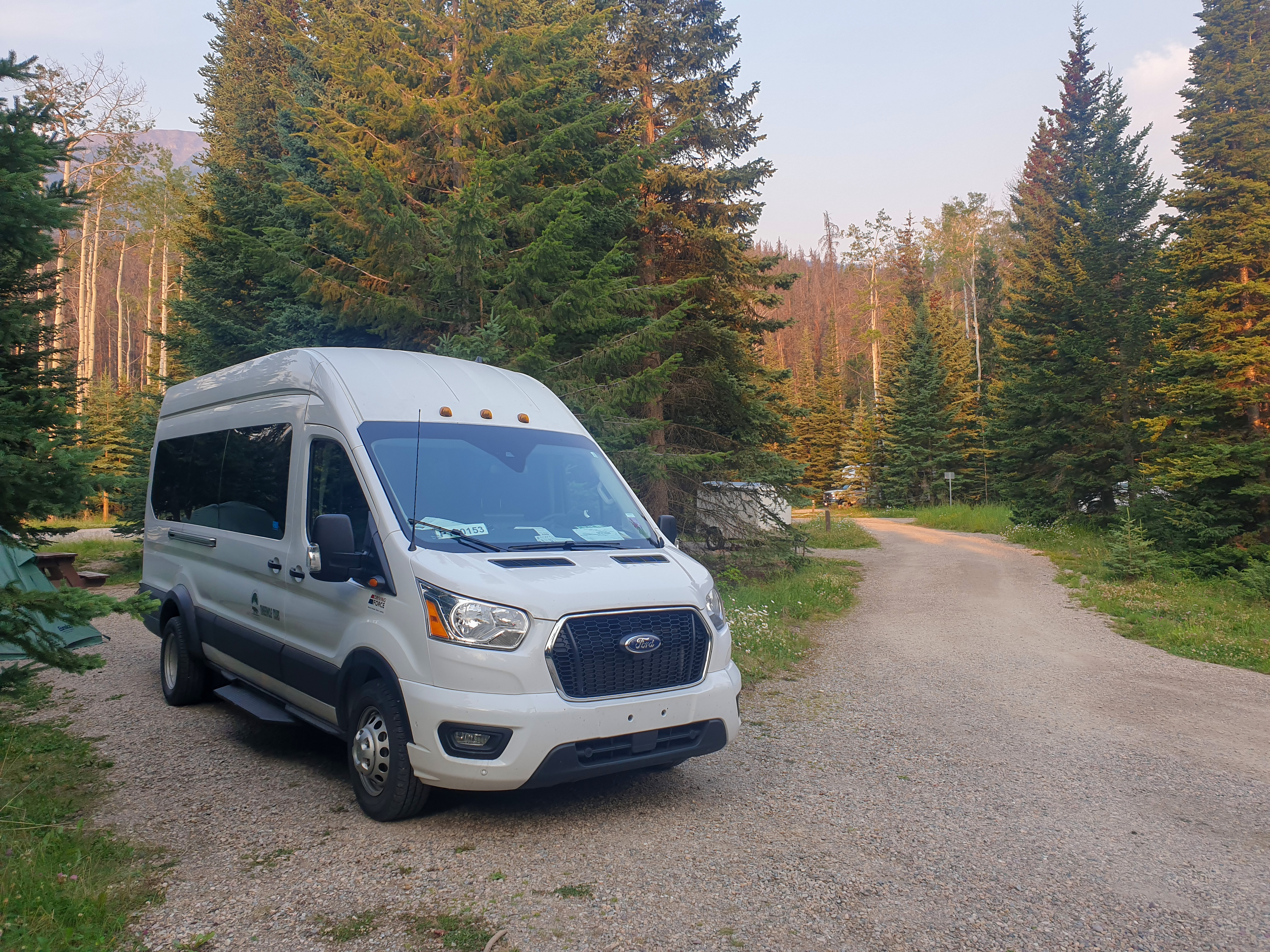 Timberwolf-Bus auf dem Campground in Alberta