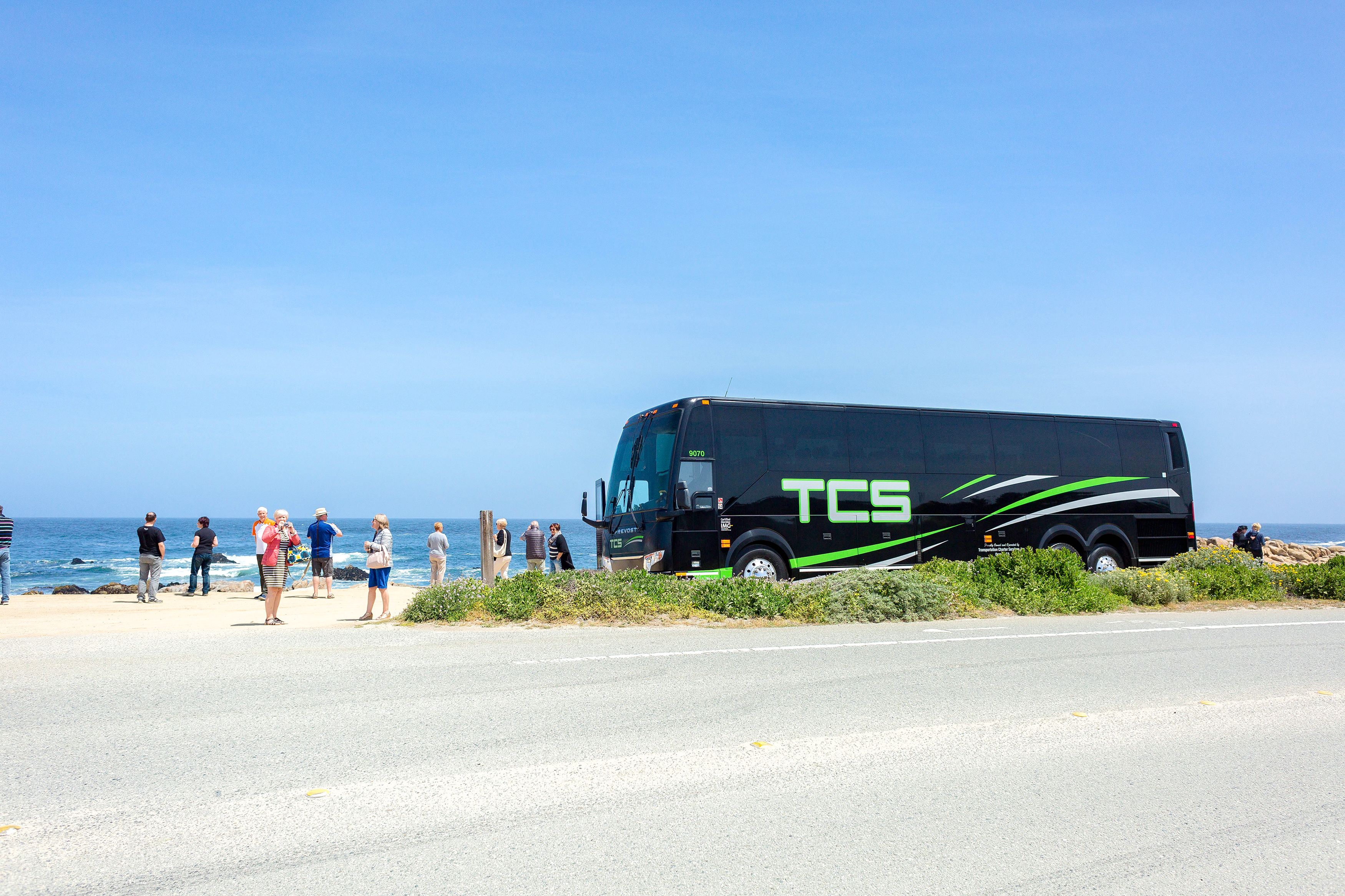 Buss und Passagiere der ATI Tours an der KÃ¼ste der USA