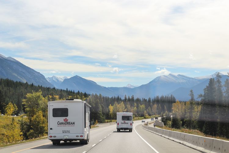 Unterwegs mit CanaDream Camper auf dem Trans-Canada Highway von Banff nach Calgary