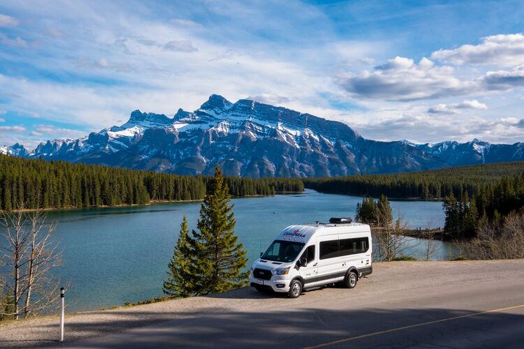 Canadian Rockies mit dem Deluxe Van Camper von CanaDream entdecken