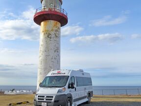 Ein CanaDream DVC Modell unterwegs am Cape Madeline Leutturm in Gaspesie, Quebec