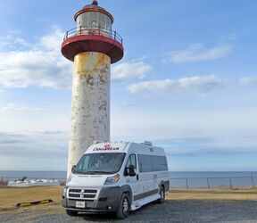 Ein CanaDream DVC Modell unterwegs am Cape Madeline Leutturm in Gaspesie, Quebec Ein CanaDream DVC Modell unterwegs am Cape Madeline Leutturm in Gaspesie, Quebec