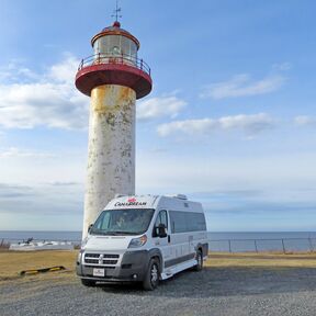 Ein CanaDream DVC Modell unterwegs am Cape Madeline Leutturm in Gaspesie, Quebec