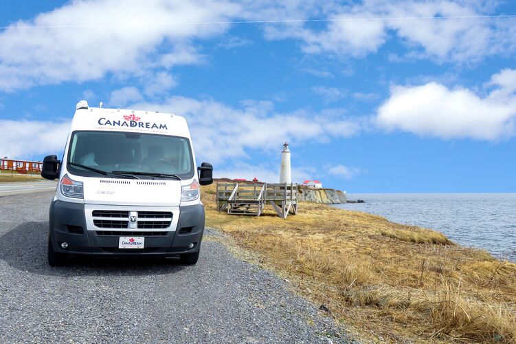 Der DVC Deluxe Van Camper von CanaDream am Cap-des-Rosiers in Québec