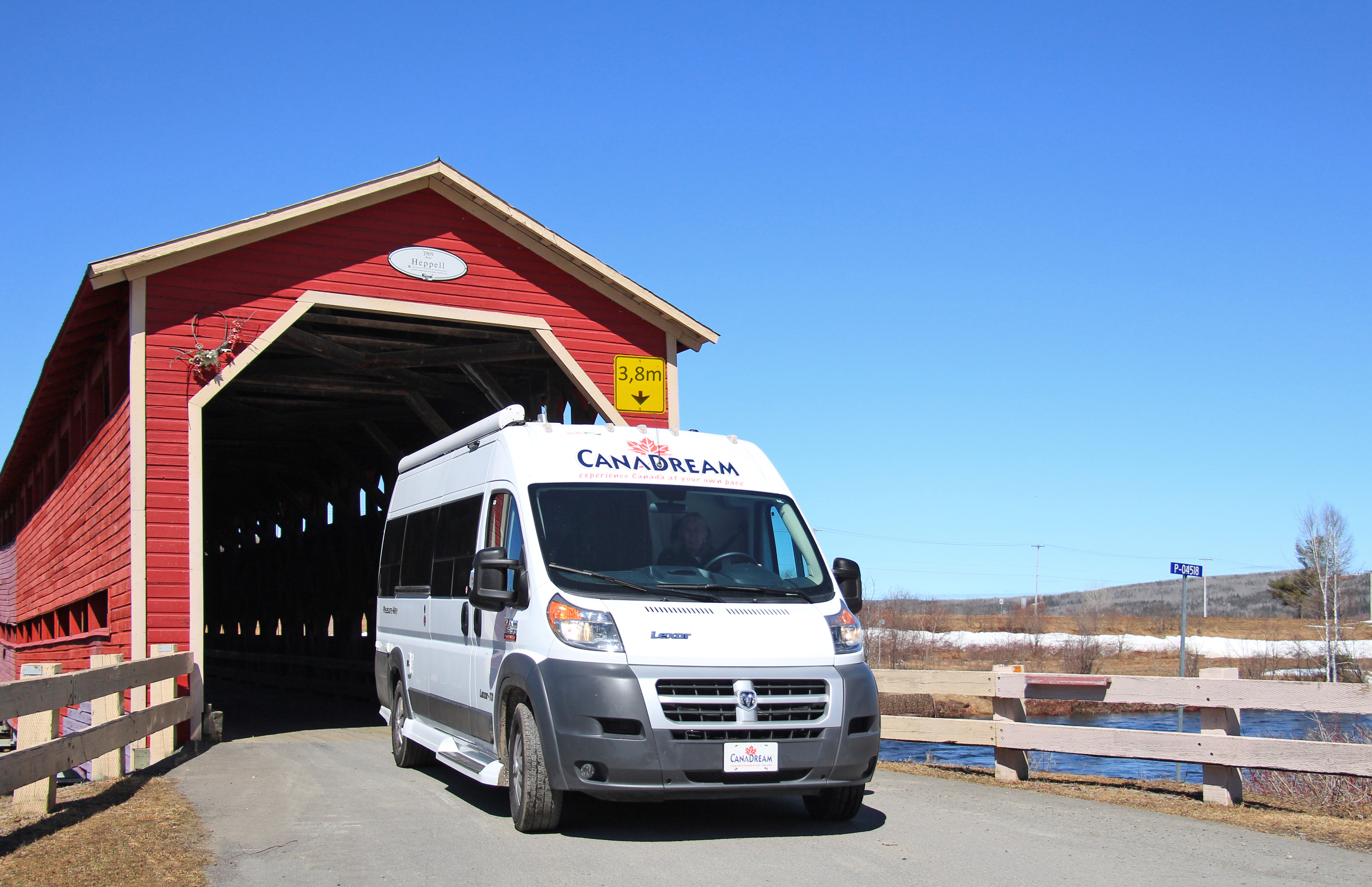 Ein CanaDream DVC Modell an der Heppel Covered BrÃ¼cke in Quebec