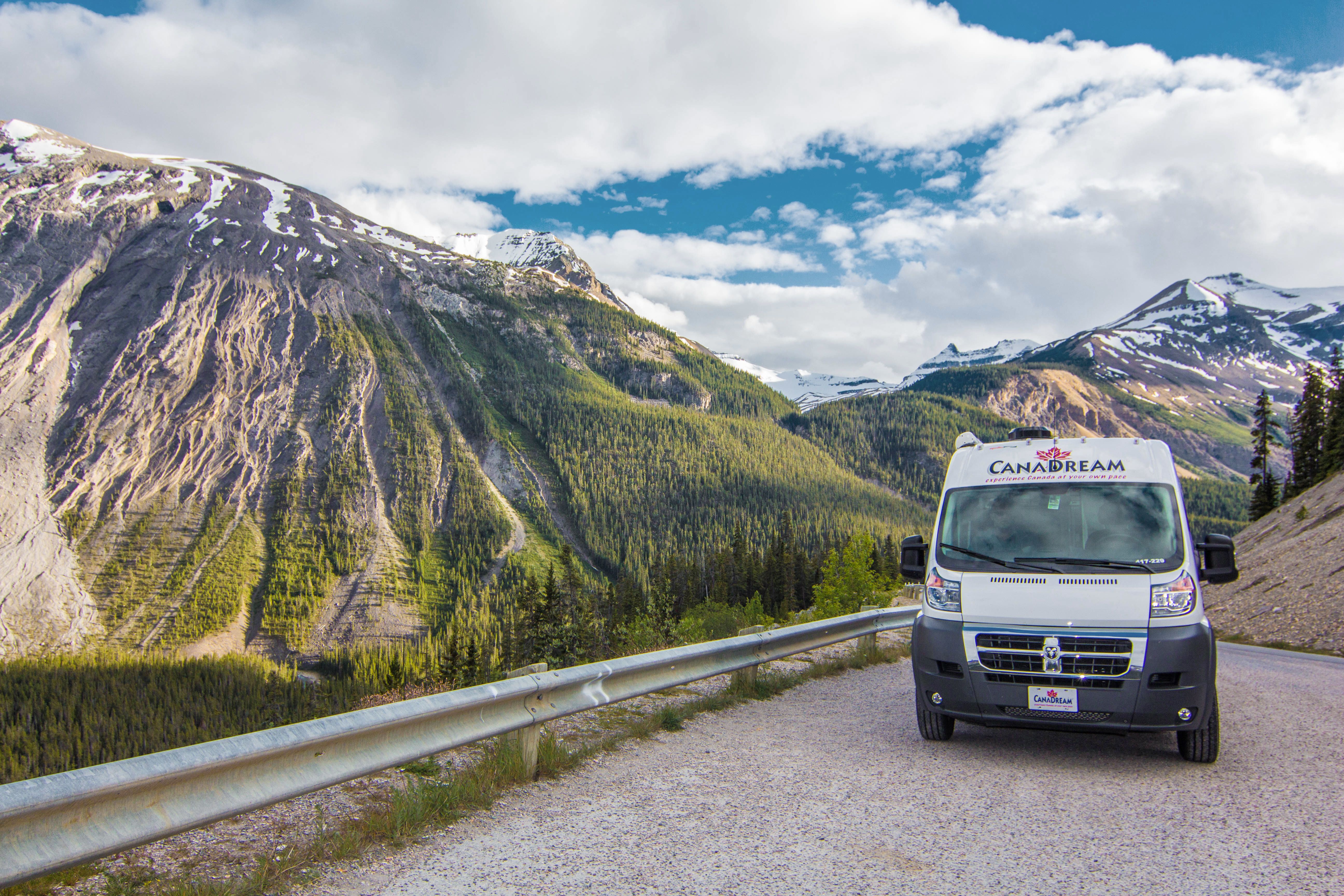 Ein CanaDream DVC Modell auf dem Icefield Parkway in Alberta