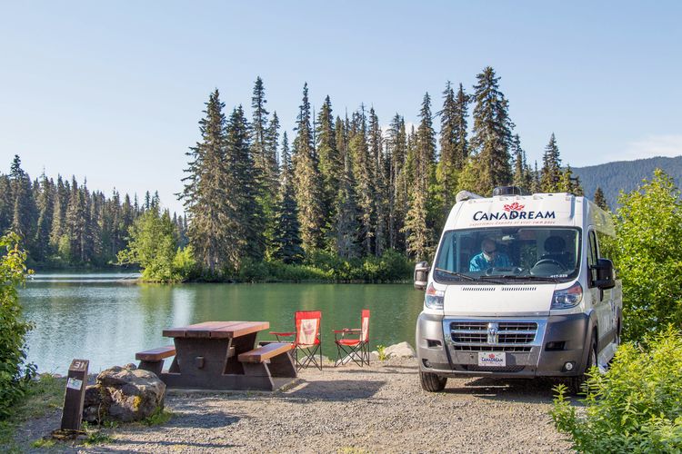 Ein CanaDream DVC Modell am Mediazin Lake Provincial Park Campground Cassiar Highway, British Columbia