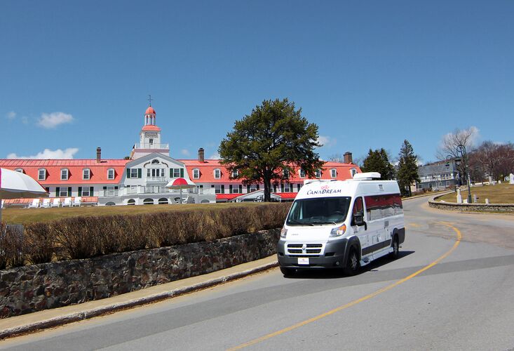 Ein CanaDream DVC Modell unterwegs in Tadoussac, Quebec