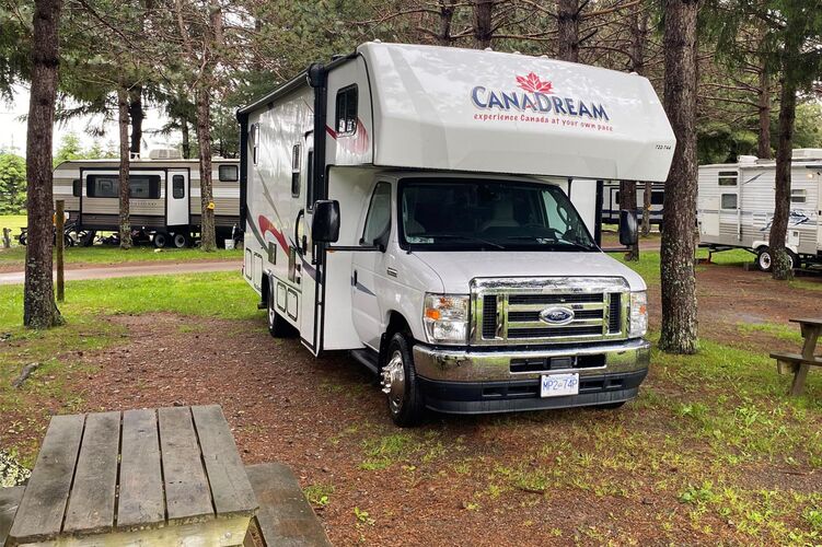 Das Wohnmobil MHC von CanaDream auf dem Campingplatz