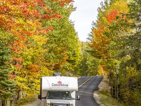 Das MHA Wohnmobil von CanaDream im Indian Summer am Lake of Bays in Ontario