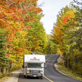 Das MHA Wohnmobil von CanaDream im Indian Summer am Lake of Bays in Ontario