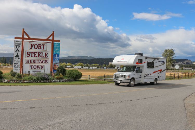 Unterwegs mit einem Maxi Motorhome Camper von CanaDream in Fort Steele Heritage Town in British Columbia