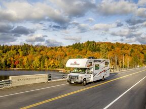 Das MHA Wohnmobil von CanaDream im Indian Summer am Oxtongue Lake bei Dwight, Ontario