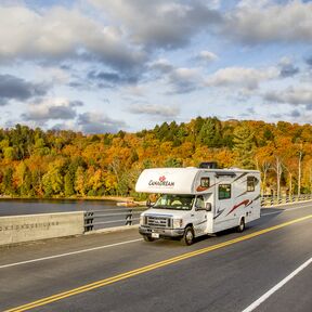 Das MHA Wohnmobil von CanaDream im Indian Summer am Oxtongue Lake bei Dwight, Ontario Das MHA Wohnmobil von CanaDream im Indian Summer am Oxtongue Lake bei Dwight, Ontario
