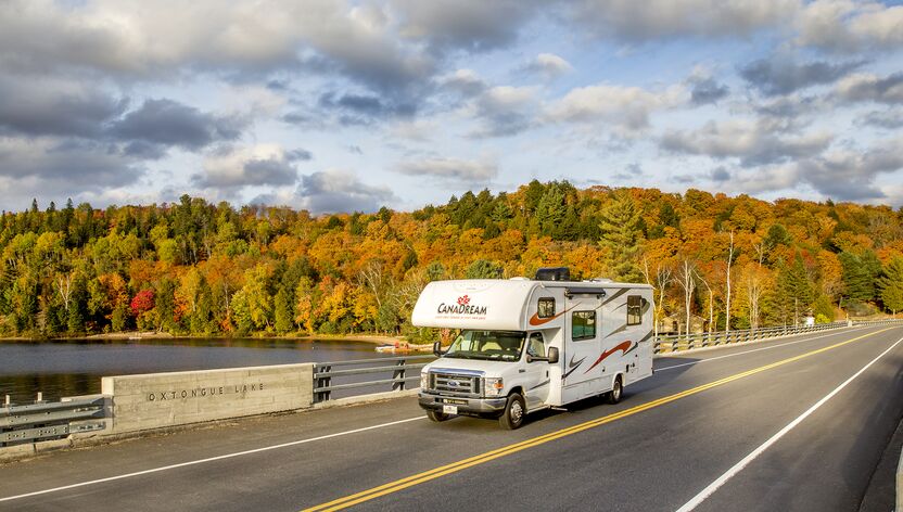 Das MHA Wohnmobil von CanaDream im Indian Summer am Oxtongue Lake bei Dwight, Ontario Das MHA Wohnmobil von CanaDream im Indian Summer am Oxtongue Lake bei Dwight, Ontario
