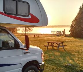 Ein CanaDream Midi-Wohnmobil MH-B am Ottawa River in Ontario