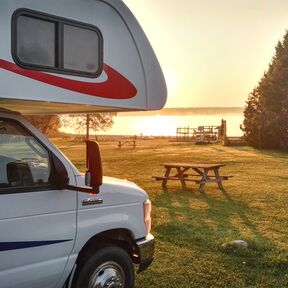 Ein CanaDream Midi-Wohnmobil MH-B am Ottawa River in Ontario